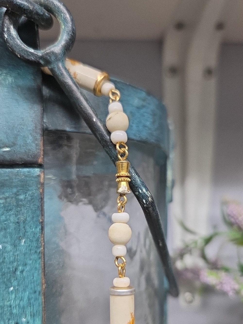 Vintage Hand Painted White and Gold Floral Beaded Necklace - Picture 4 of 5